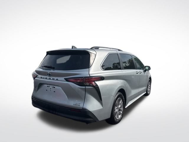 2022 Toyota Sienna XLE photo 4