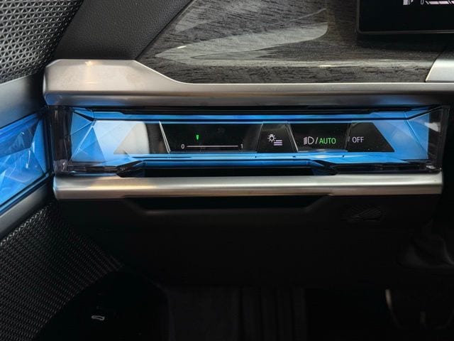 2025 BMW 750E - Image 39