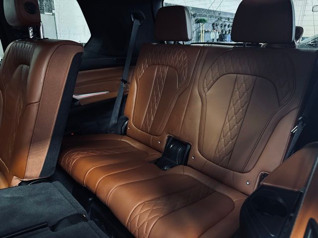 2025 BMW X7 - Image 22
