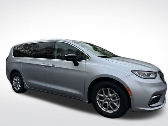 2024 Chrysler Pacifica Touring L photo 3