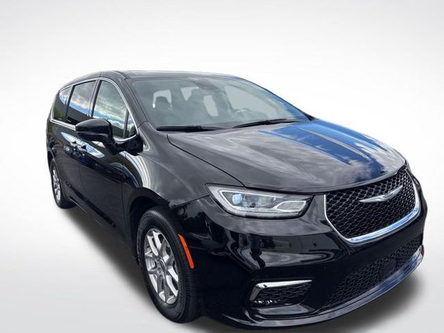 2024 Chrysler Pacifica Touring L photo 3
