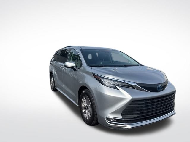 2022 Toyota Sienna XLE photo 3