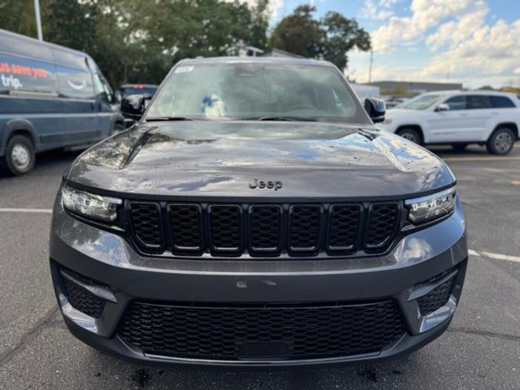 New 2025 Jeep Grand Cherokee Laredo SUV