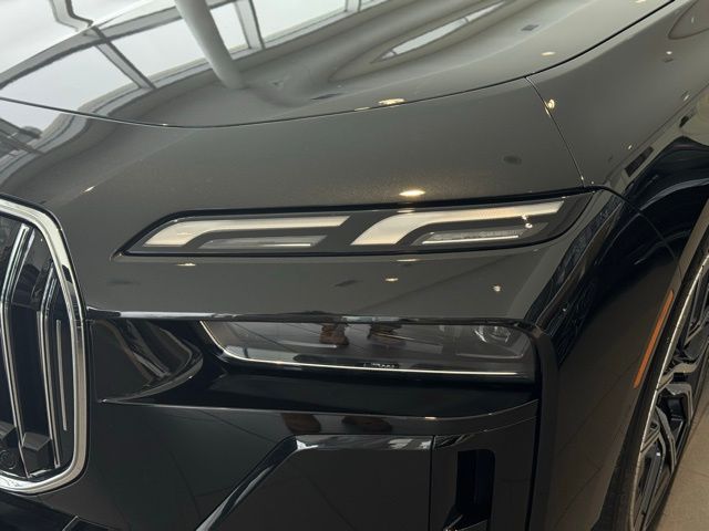 2025 BMW 750E - Image 2