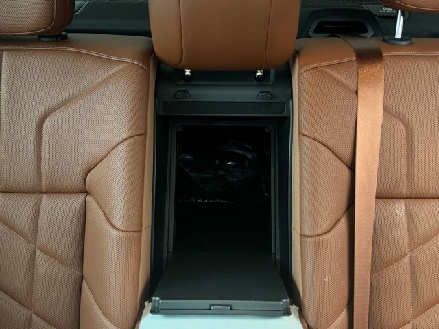 2025 BMW 750E - Image 27