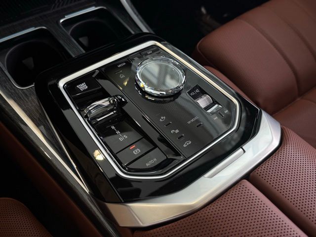 2025 BMW 750E - Image 40