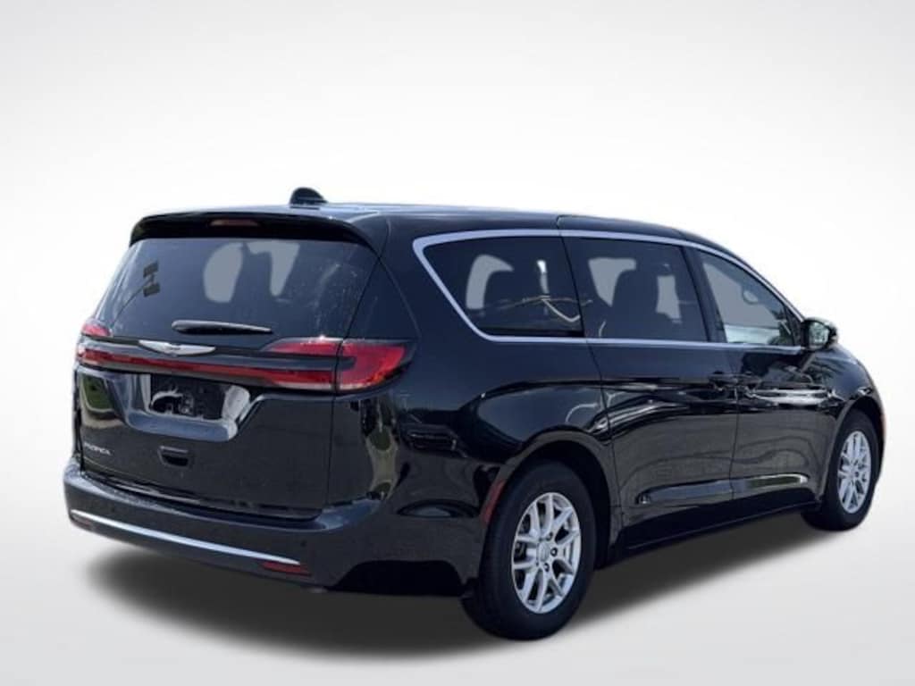 Used 2025 Chrysler Pacifica Select Van Passenger Van