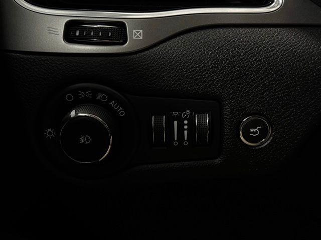 2022 JEEP CHEROKEE - Image 32