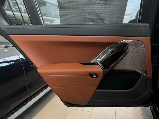 2025 BMW 750E - Image 22