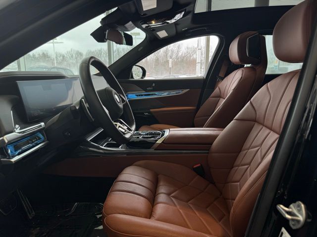 2025 BMW 750E - Image 16