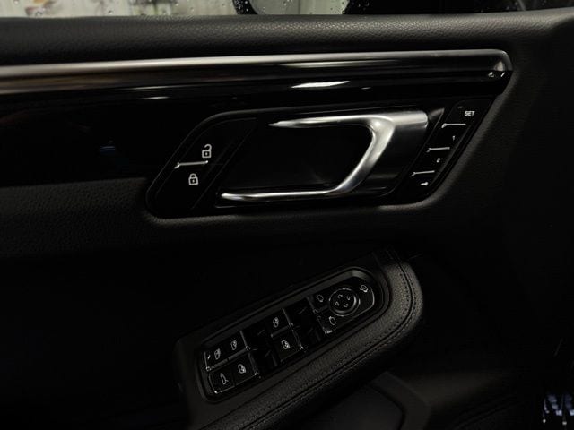 2024 PORSCHE MACAN - Image 15