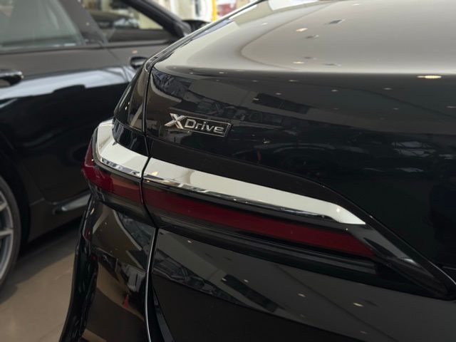 2025 BMW 750E - Image 7