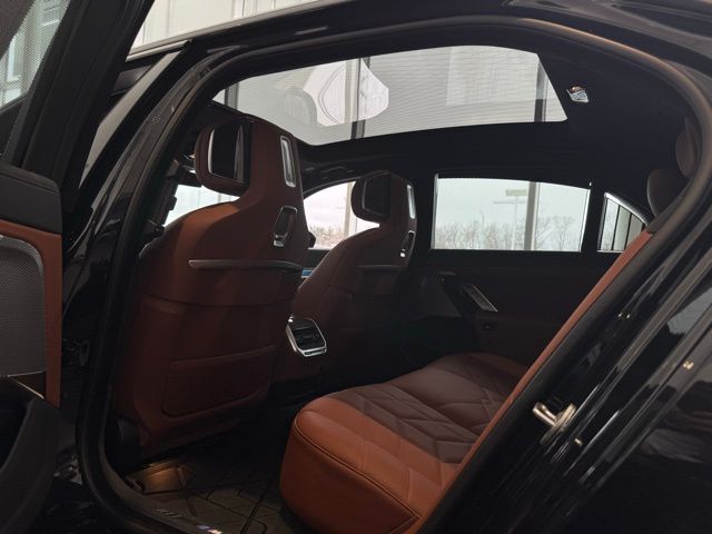 2025 BMW 750E - Image 21