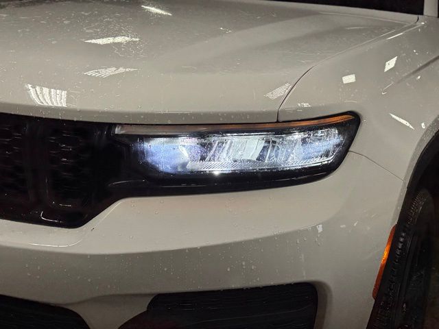 2023 JEEP GRAND CHEROKEE - Image 2