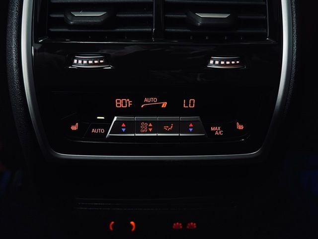 2025 BMW X7 - Image 26