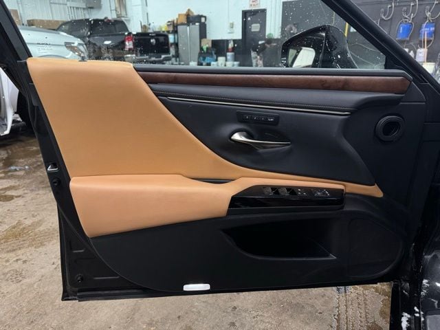 2023 LEXUS ES - Image 12