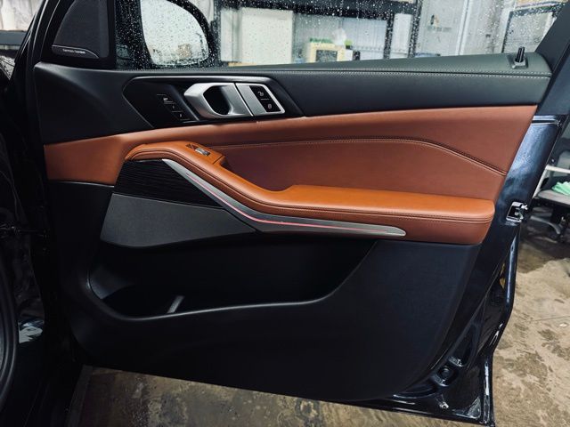 2025 BMW X7 - Image 17