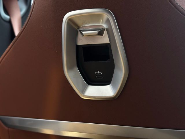 2025 BMW 750E - Image 29