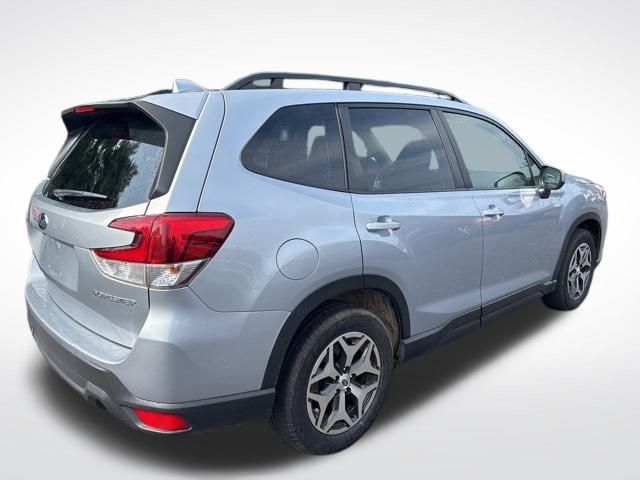 2022 Subaru Forester Premium photo 4