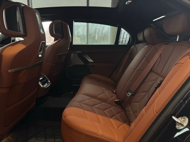 2025 BMW 750E - Image 18