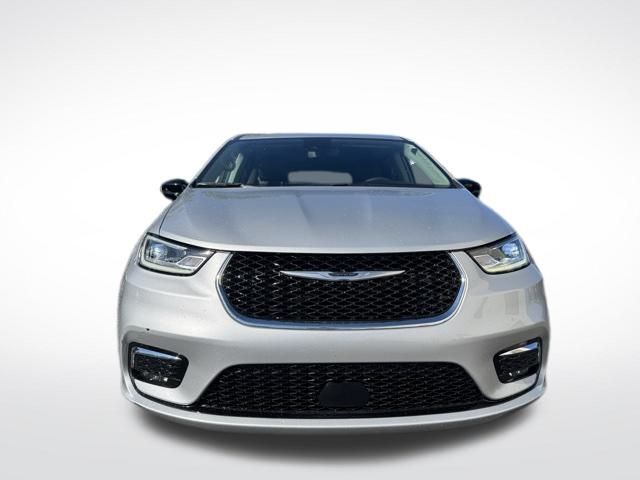 2024 Chrysler Pacifica Touring L photo 2