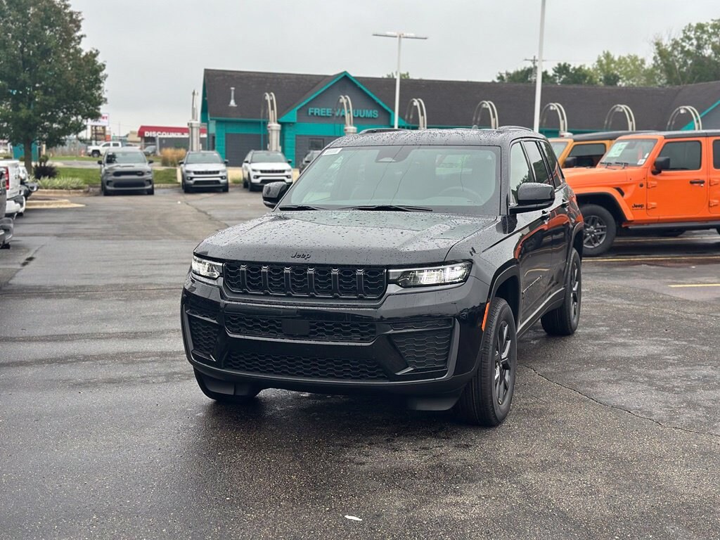 New 2027 Jeep Grand Cherokee Laredo SUV