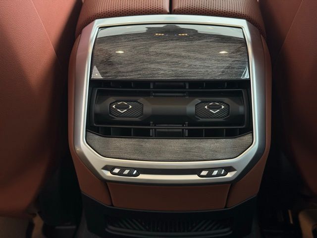2025 BMW 750E - Image 30
