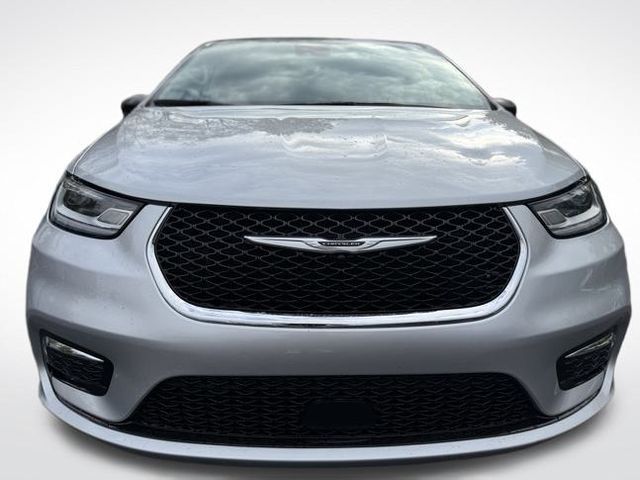 2024 Chrysler Pacifica Touring L photo 2