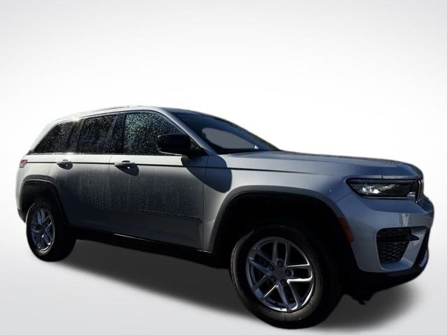 2023 Jeep Grand Cherokee Laredo photo 3