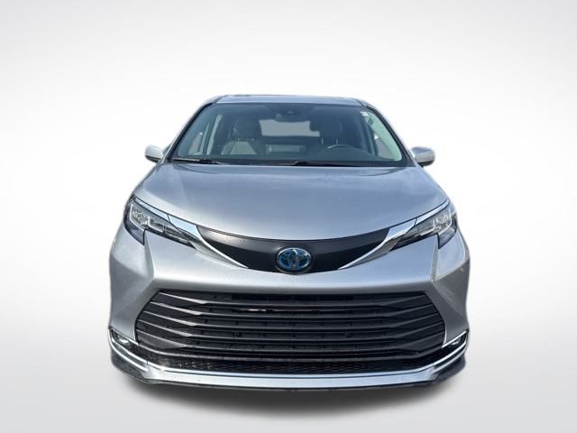 2022 Toyota Sienna XLE photo 2