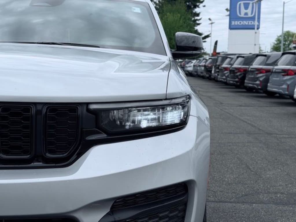 Used 2025 Jeep Grand Cherokee Laredo SUV