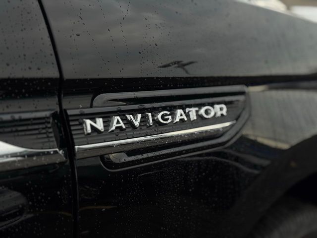 2022 Lincoln Navigator Black Label photo 2