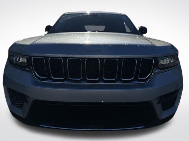 2023 Jeep Grand Cherokee Laredo photo 2