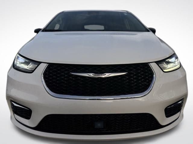 2024 Chrysler Pacifica Touring L photo 2