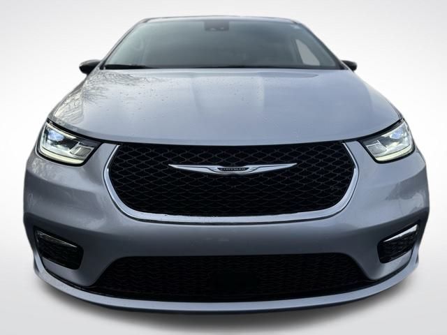 2024 Chrysler Pacifica Touring L photo 2