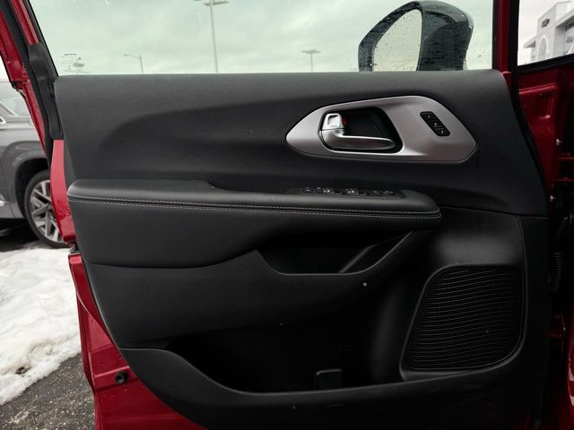 2025 CHRYSLER PACIFICA - Image 13