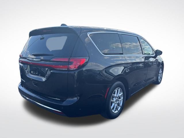 2024 Chrysler Pacifica Touring L photo 4