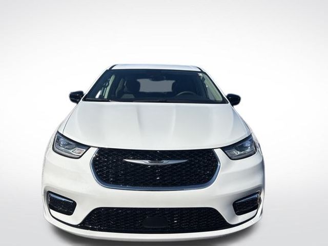 2024 Chrysler Pacifica Touring L photo 2
