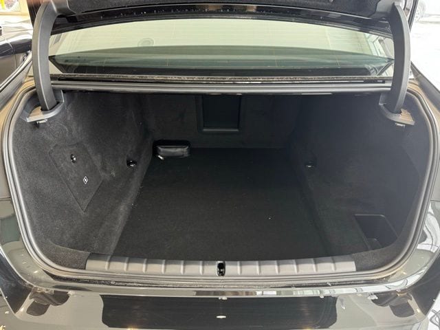 2025 BMW 750E - Image 8