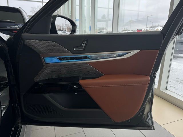 2025 BMW 750E - Image 13