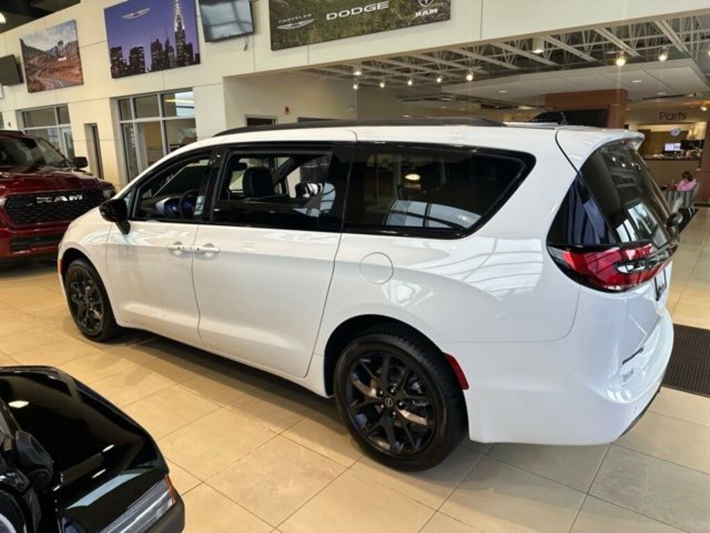 New 2026 Chrysler Pacifica Limited Van Passenger Van