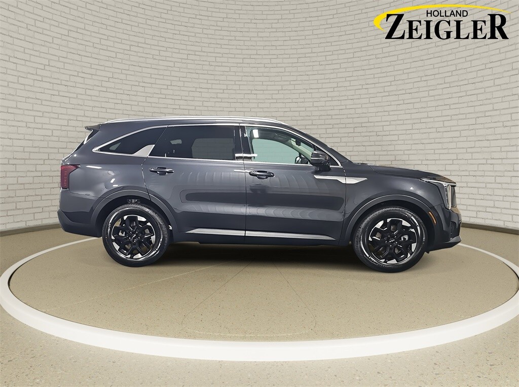 2025 Kia Sorento S photo 4