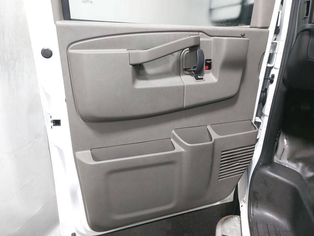 2024 GMC SAVANA - Image 24
