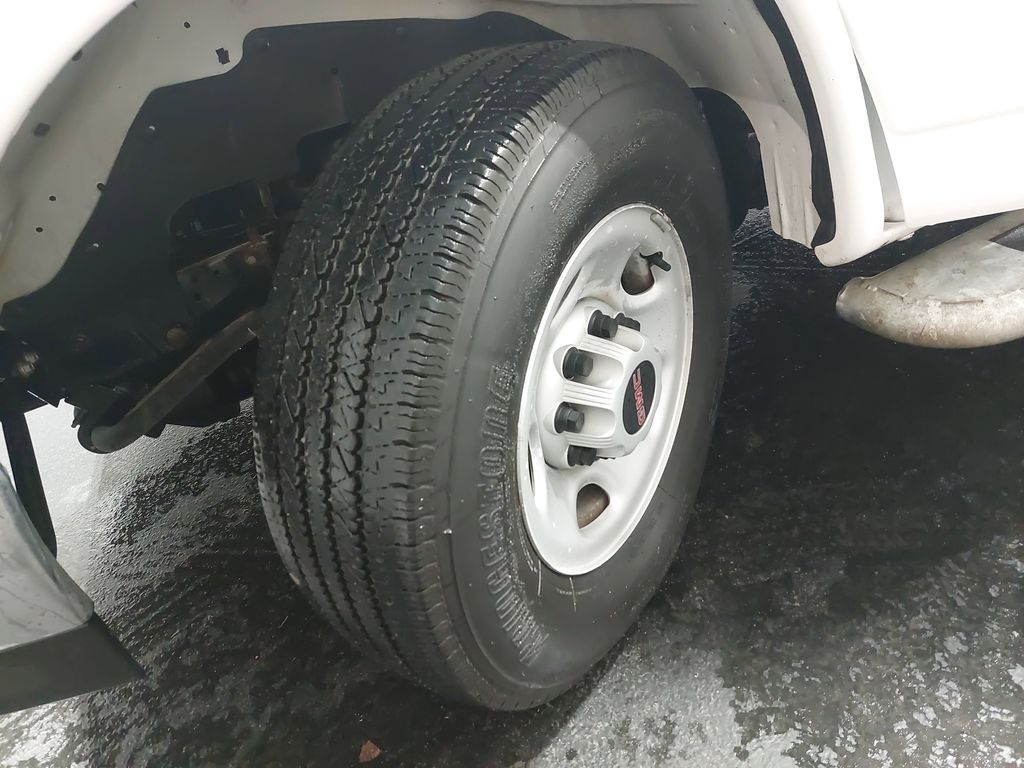 2024 GMC SAVANA - Image 29