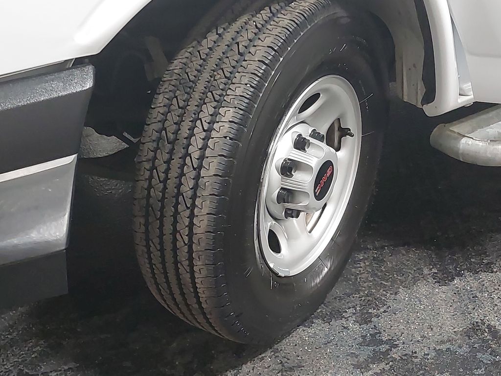 2024 GMC SAVANA - Image 28