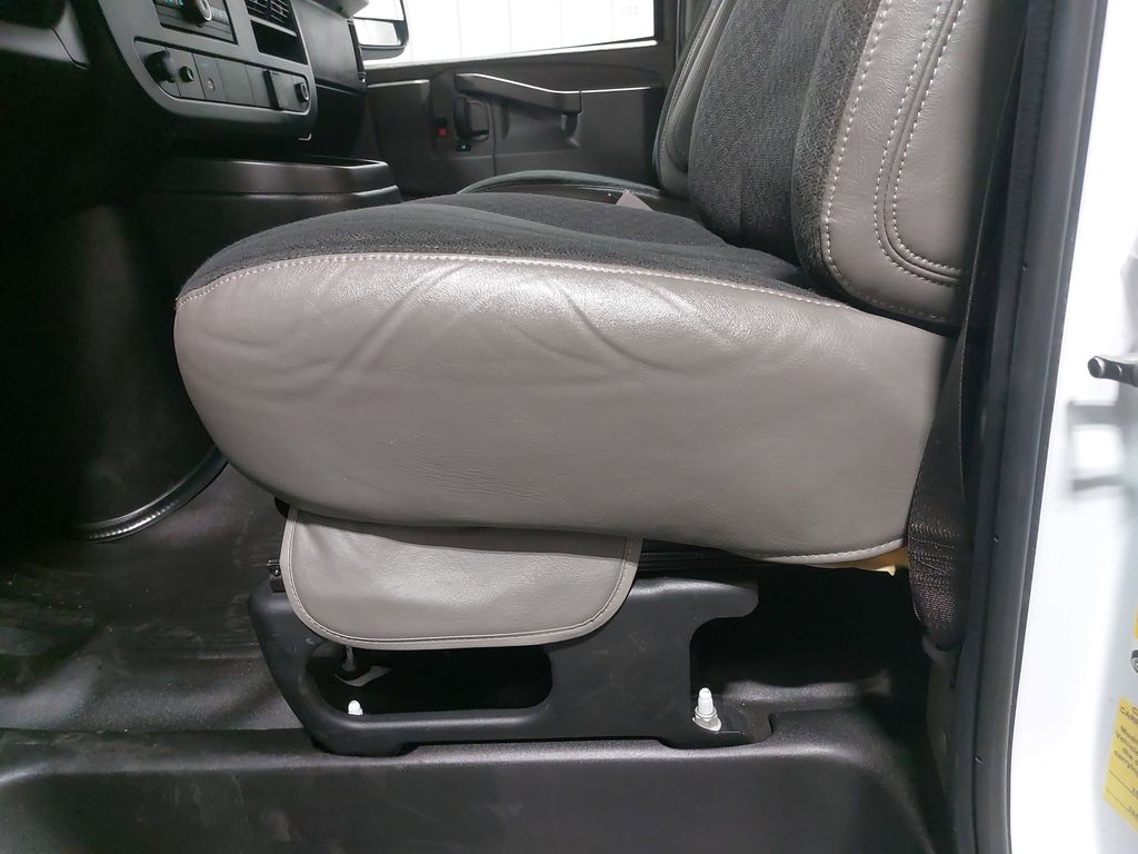 2024 GMC SAVANA - Image 25