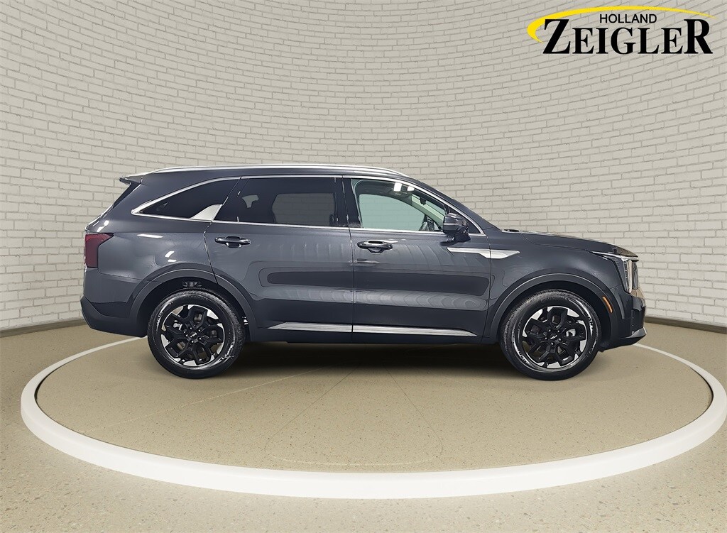 2025 Kia Sorento S photo 4