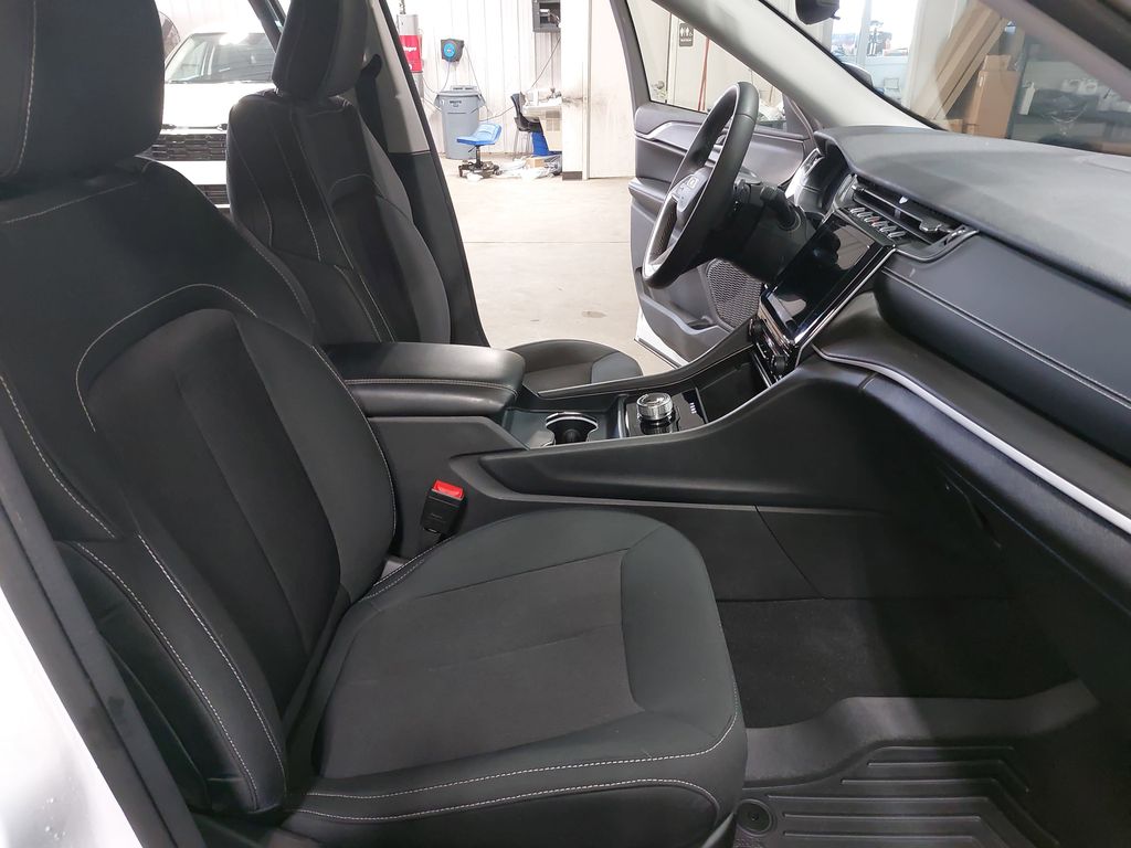 2023 JEEP GRAND CHEROKEE - Image 10