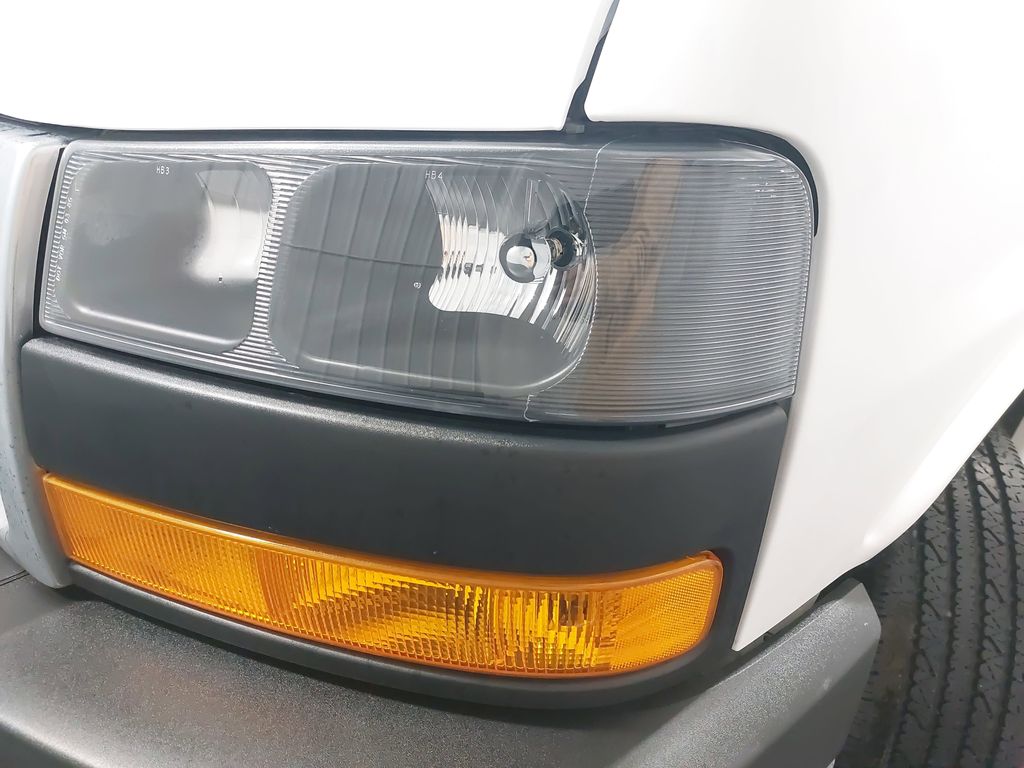 2024 GMC SAVANA - Image 28