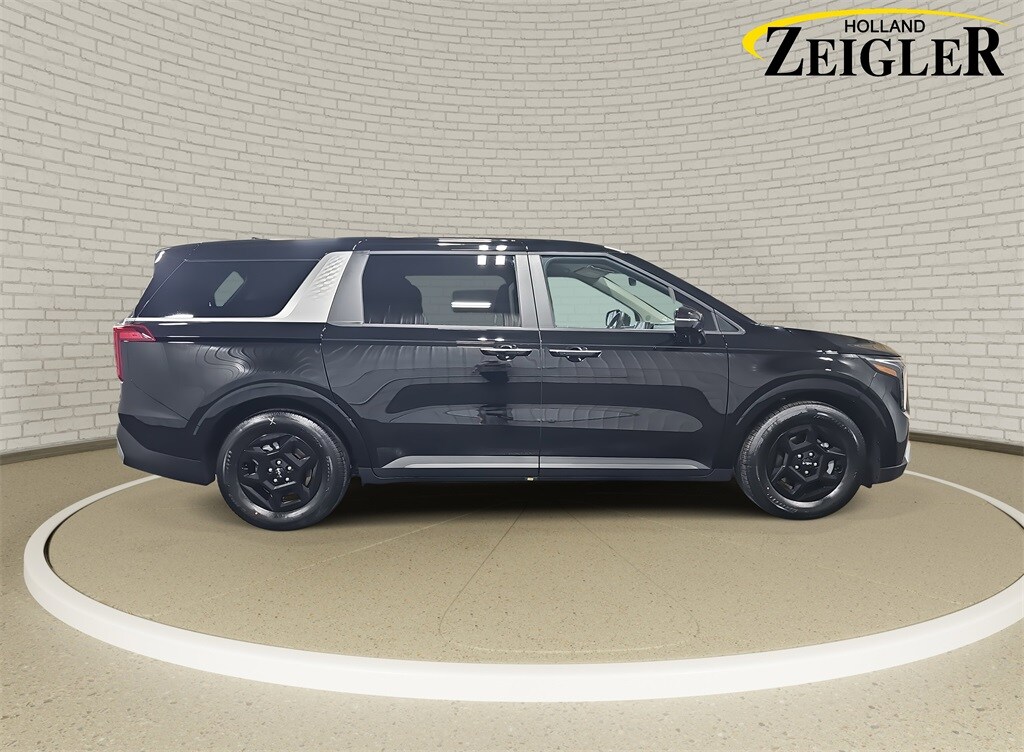 2025 Kia Carnival LXS photo 4